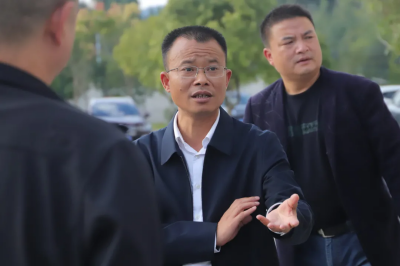 新晃县委常委、县委政法委书记杨海滨到我校视察、指导学校工作