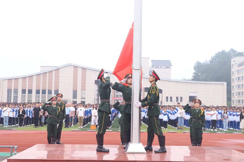 开学第一课，安全系学生 ——新晃恒雅高级中学开展入学安全教育活动
